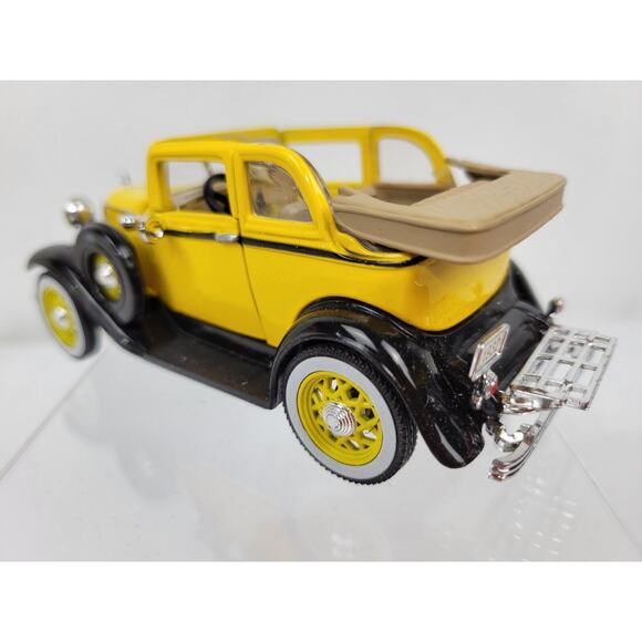 National Motor Museum Mint ARKO Ford 1932 Convertible Sedan Yellow Scale 1:32 - Picture 3 of 7